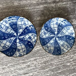 Set of two Japanese plates in white and blue